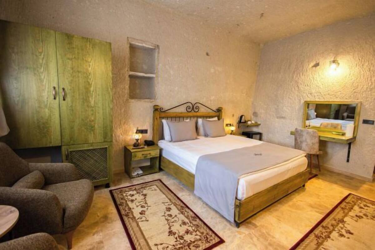 1 bedroom, individually decorated, individually furnished, desk