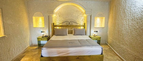 1 habitación, decoración personalizada, muebles diferentes y escritorio