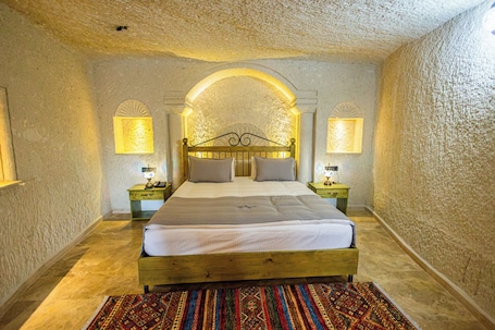 Royal Room | 1 bedroom, individually decorated, individually furnished, desk