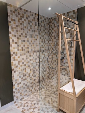 Shower, hair dryer, towels, soap - Belle Maison de Vacances Avec Piscine au Cœur de la Vallée de la Dordogne (Martel)