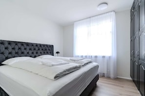 3 habitaciones, escritorio, tabla de planchar con plancha y wifi