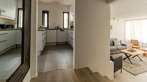 Un apartamento moderno con cocina, sala de estar y comedor.