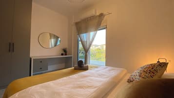 2 makuuhuonetta, tallelokero huoneessa, työpöytä, Wi-Fi