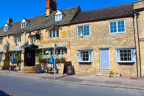 Listed Cottage with parking and garden. Sleeps 5.