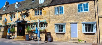 Listed Cottage with parking and garden. Sleeps 5.
