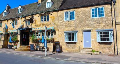 Listed Cottage with parking and garden. Sleeps 5.