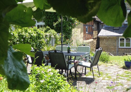 Listed Cottage with parking and garden. Sleeps 5.