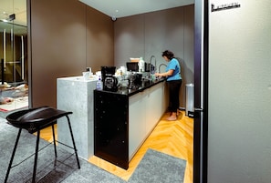 Full-size fridge, microwave, oven, cookware/dishes/utensils