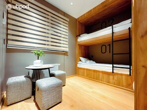 Felles sovesal – basic, byutsikt | Lydisolert, strykejern/-brett, wi-fi (inkludert) og sengetøy