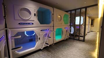 Una hilera de habitaciones modernas y multifuncionales con asientos integrados y paneles de control.