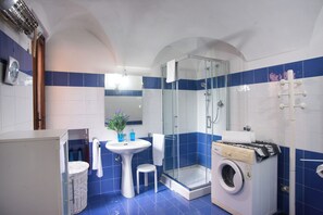 Dusche, Haartrockner, Bidet, Handtücher