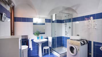 Family Apartment, Multiple Bedrooms (La Casa Nel Cuore di Sanremo) | Bathroom | Shower, hair dryer, bidet, towels