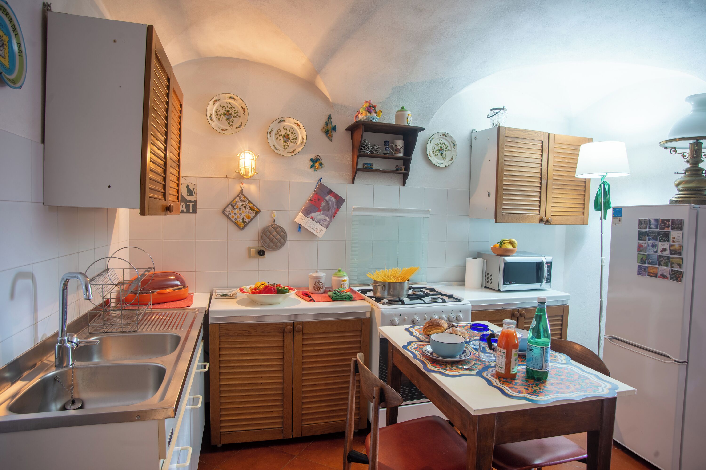 Kühlschrank, Mikrowelle, Ofen, Herdplatte