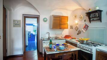 Lemari es, microwave, oven, dan kompor