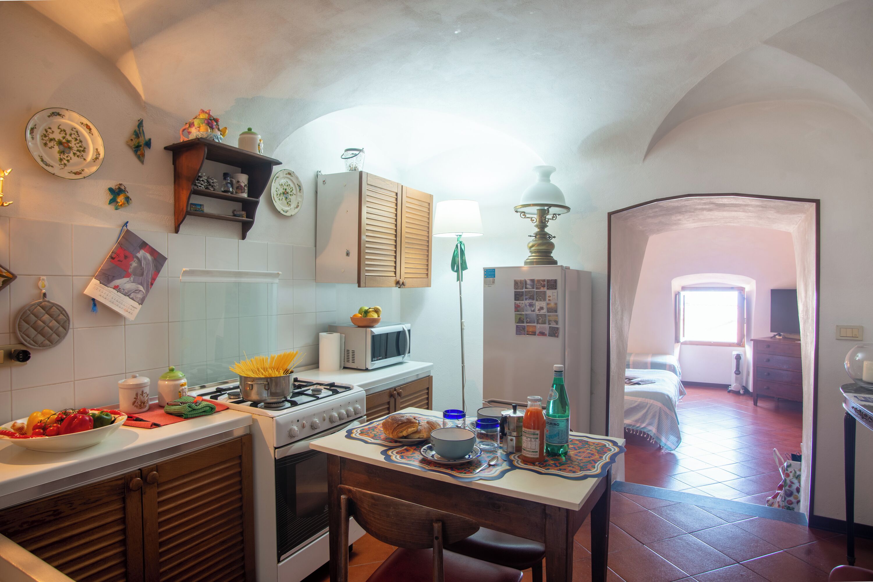 Frigorifero, microonde, forno, piano cottura