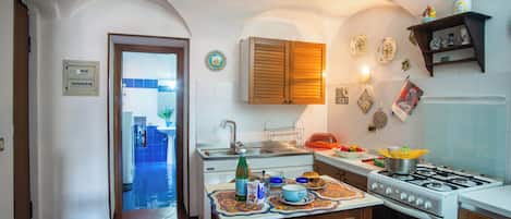 Departamento familiar, varias habitaciones (La Casa Nel Cuore di Sanremo) | Cocina privada | Refrigerador, microondas, horno y parrilla de estufa
