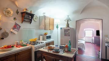 Family Apartment, Multiple Bedrooms (La Casa Nel Cuore di Sanremo) | Private kitchen | Fridge, microwave, oven, stovetop