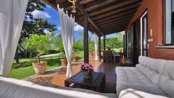 Rumah Standar, beberapa kamar, tepi gunung (Casale Pontarello) | Teras/patio