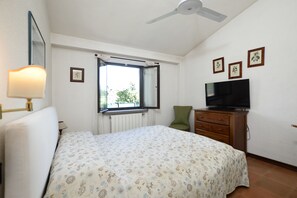 5 bedrooms, laptop workspace, free WiFi, bed sheets