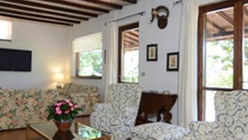 Standard-Haus, Mehrere Schlafzimmer, Bergseite (Casale Pontarello) | Wohnbereich | 21-Zoll-Smart-TV mit Satellitenempfang, Kamin