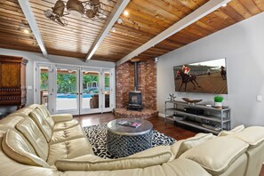 Smart-TV, Bücher, Stereoanlage