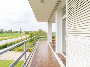Property grounds - Spacious 3-Bed House with A/C, BBQ, Garden, WiFi, Parking, Sports Room (Sant Pere Pescador)