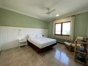 3 bedrooms, free WiFi - Spacious 3-Bed House with A/C, BBQ, Garden, WiFi, Parking, Sports Room (Sant Pere Pescador)