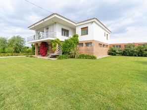 Exterior - Spacious 3-Bed House with A/C, BBQ, Garden, WiFi, Parking, Sports Room (Sant Pere Pescador)