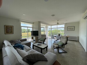 TV, table football - Spacious 3-Bed House with A/C, BBQ, Garden, WiFi, Parking, Sports Room (Sant Pere Pescador)