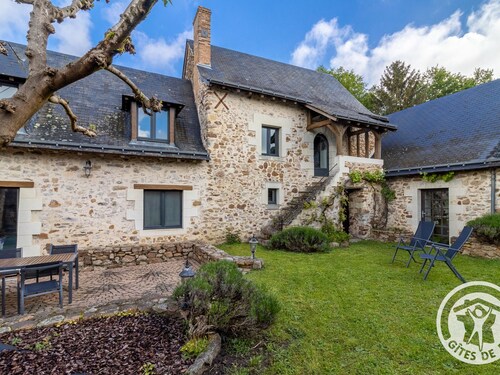 Charming Guest Room with Pool near Angers Expo - Tranquil Setting, Private Terrace