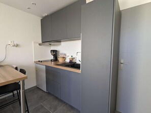 Coffee/tea maker, fridge, microwave, stovetop
