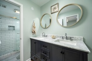Shower - Beautiful 2 bedroom condo, mid-town. Close to restaurants and beach (Ocean City)