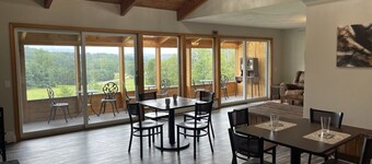 Queen BDR w/ Amenities | Close to Town + Trails