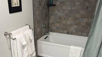 Een haardroger, handdoeken