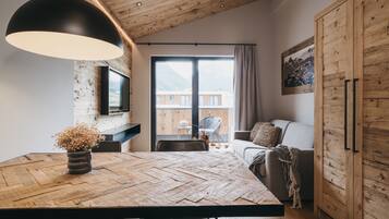 Two-room Superior Apartment | Vardagsrum | 24-tums tv med kabelkanaler