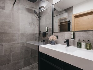 Artículos de tocador gratuitos, secador de pelo, toallas, jabón