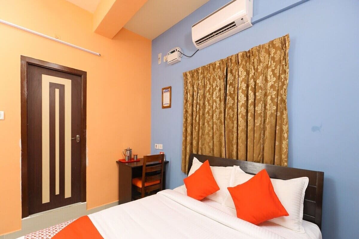 Une chambre d’hôtel équipée d’un lit, d’un bureau et d’un appareil de climatisation.