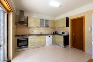 Kühlschrank, Mikrowelle, Ofen, Geschirrspüler