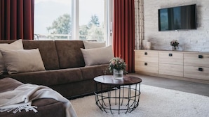 Penthouse | 2 Schlafzimmer | Living area | 24-inch flat-screen TV with digital channels - Village Park Suites (Zell am See)