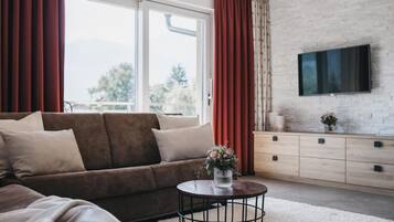 Drei Zimmer Penthouse I | Wohnbereich | 24-Zoll-Flachbildfernseher mit Digitalempfang