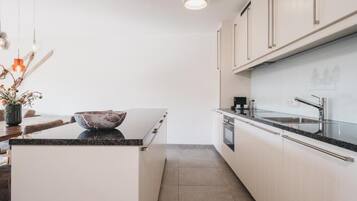 Zwei Zimmer Apartment Deluxe I | Private kitchen | Fridge, oven, stovetop, cookware/dishes/utensils