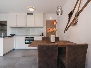 Zwei Zimmer Apartment Superior I | Cocina privada | Frigorífico, horno, placa de cocina y hervidor eléctrico