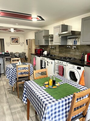 Private kitchen - Penn Gardens - Flat 2 (Romford)