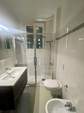 تجهيزات دش، مجففات شعر، مراحيض شطف، مناشف