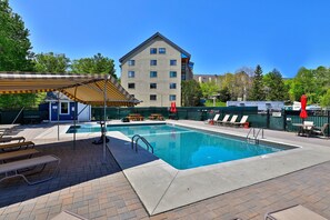 Una piscina techada, una piscina climatizada