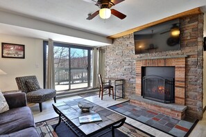 Smart TV y chimenea 