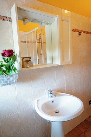 Doccia, asciugacapelli, bidet, asciugamani