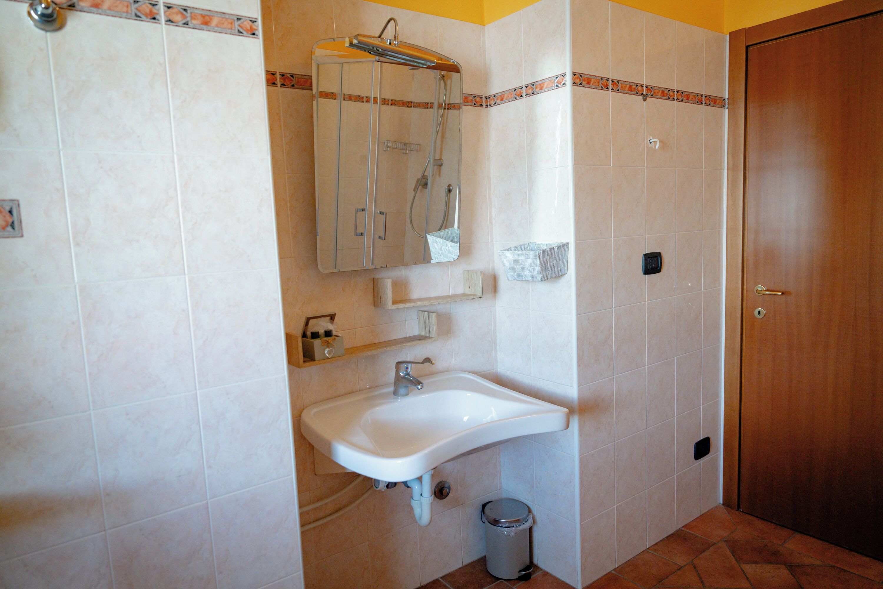 Bruser, hårtørrer, bidet, håndklæder