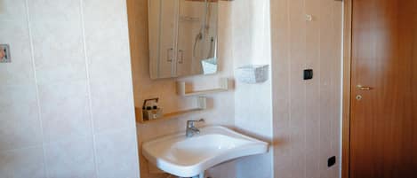 Bruser, hårtørrer, bidet, håndklæder