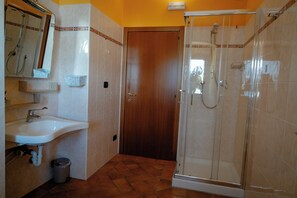 Dusche, Haartrockner, Bidet, Handtücher